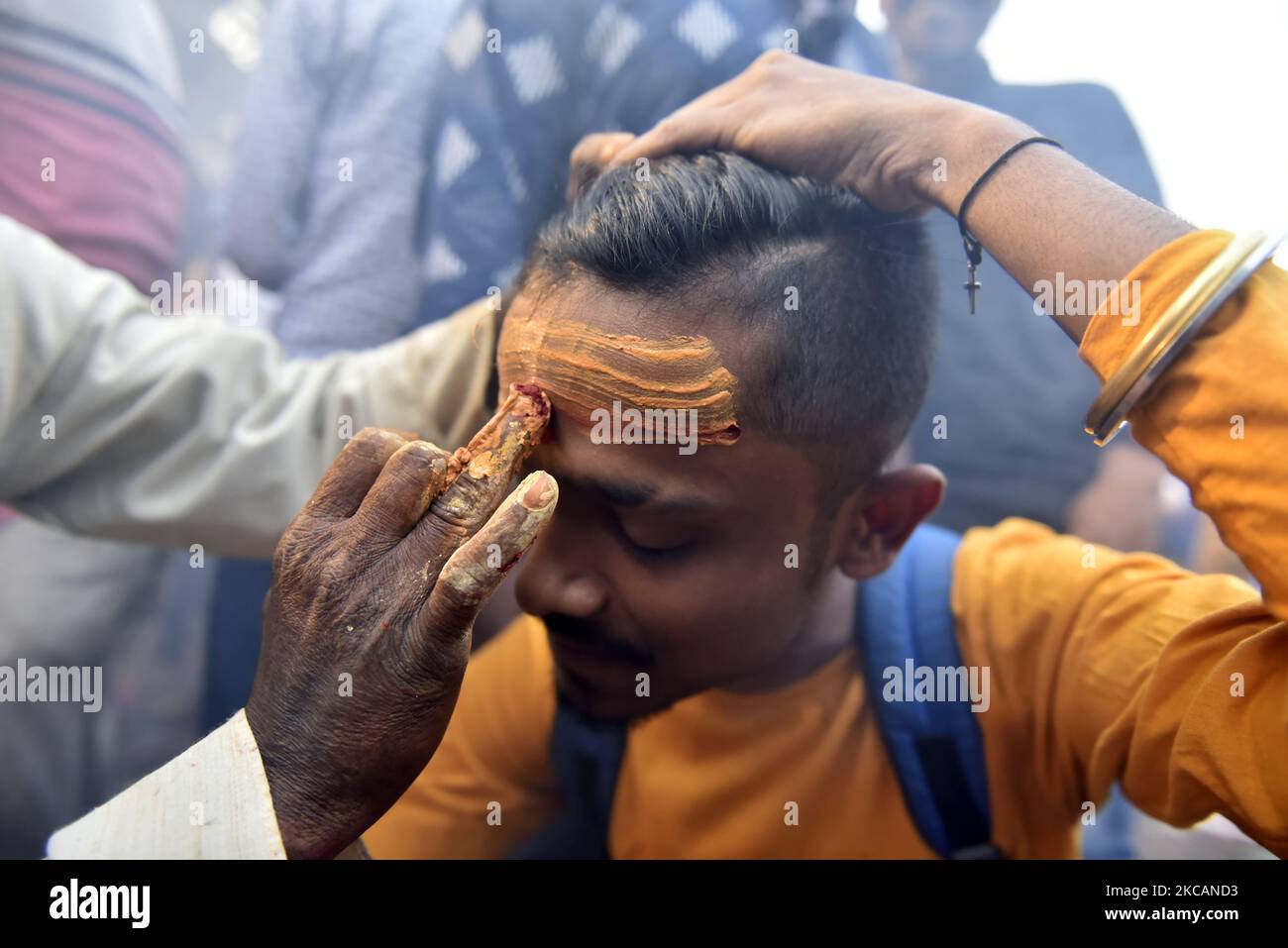 HinduAnhänger versammeln sich, um das Maha ShivaratriFest in Kalkutta