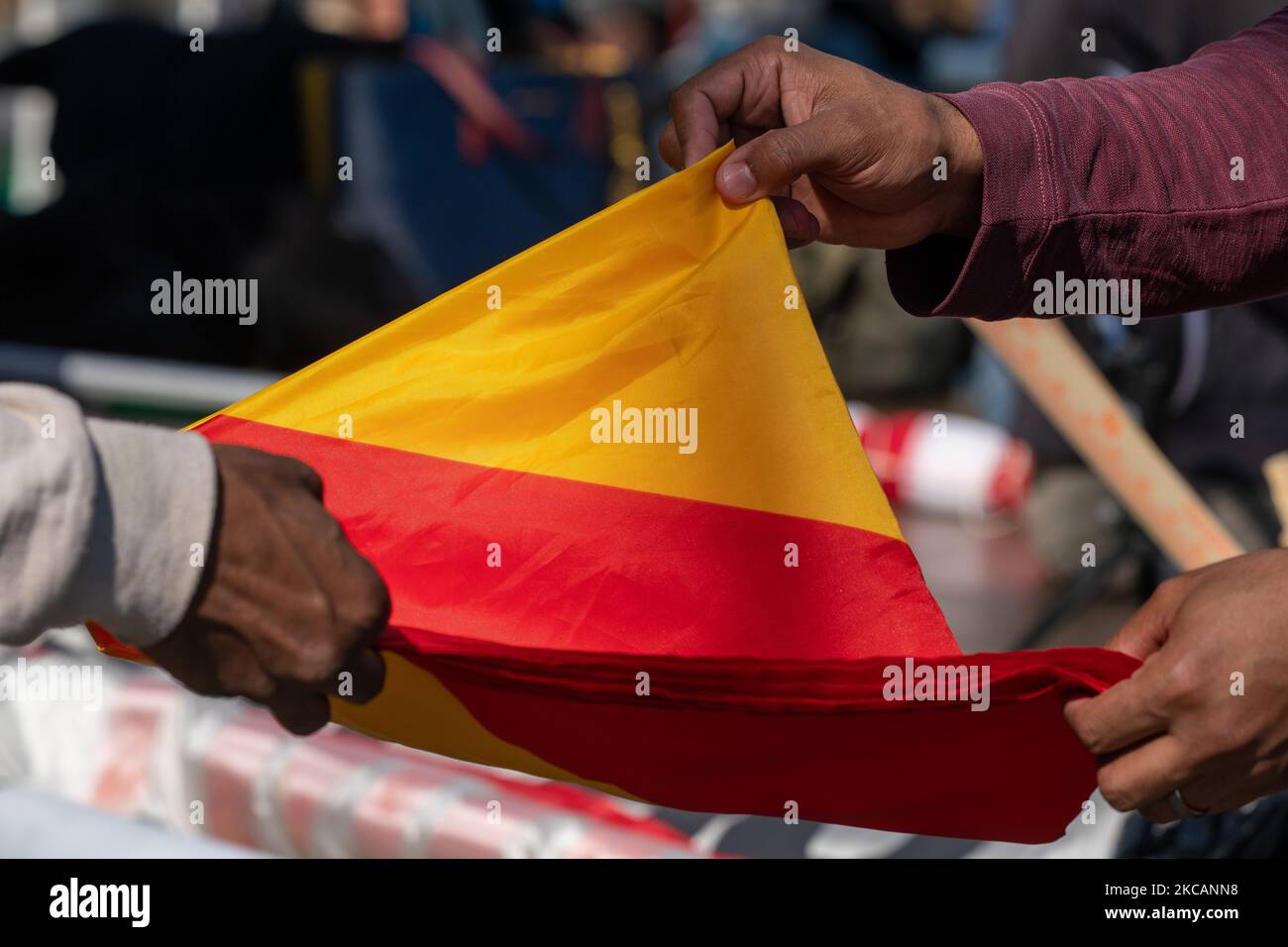 Demonstranten werden am 11. März 2021 vor dem UN-Hauptquartier in New York City gesehen, wie sie eine Tigray-Flagge falten. Der äthiopische Staatschef steht unter starkem Druck, den Tigray-Krieg zu beenden. (Foto von John Nacion/NurPhoto) Stockfoto