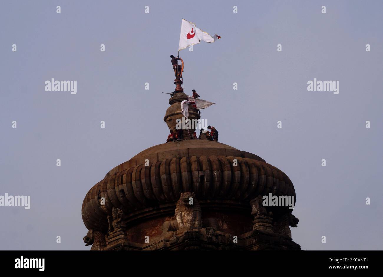 Sebajets oder Arbeiter des Lingaraj-Tempels setzen und ändern die heilige Flagge auf dem Gipfel des Tempels anlässlich des Maha Shivratri-Festivals im östlichen indischen Bundesstaat Odisha's Hauptstadt Bhubaneswar. (Foto von STR/NurPhoto) Stockfoto