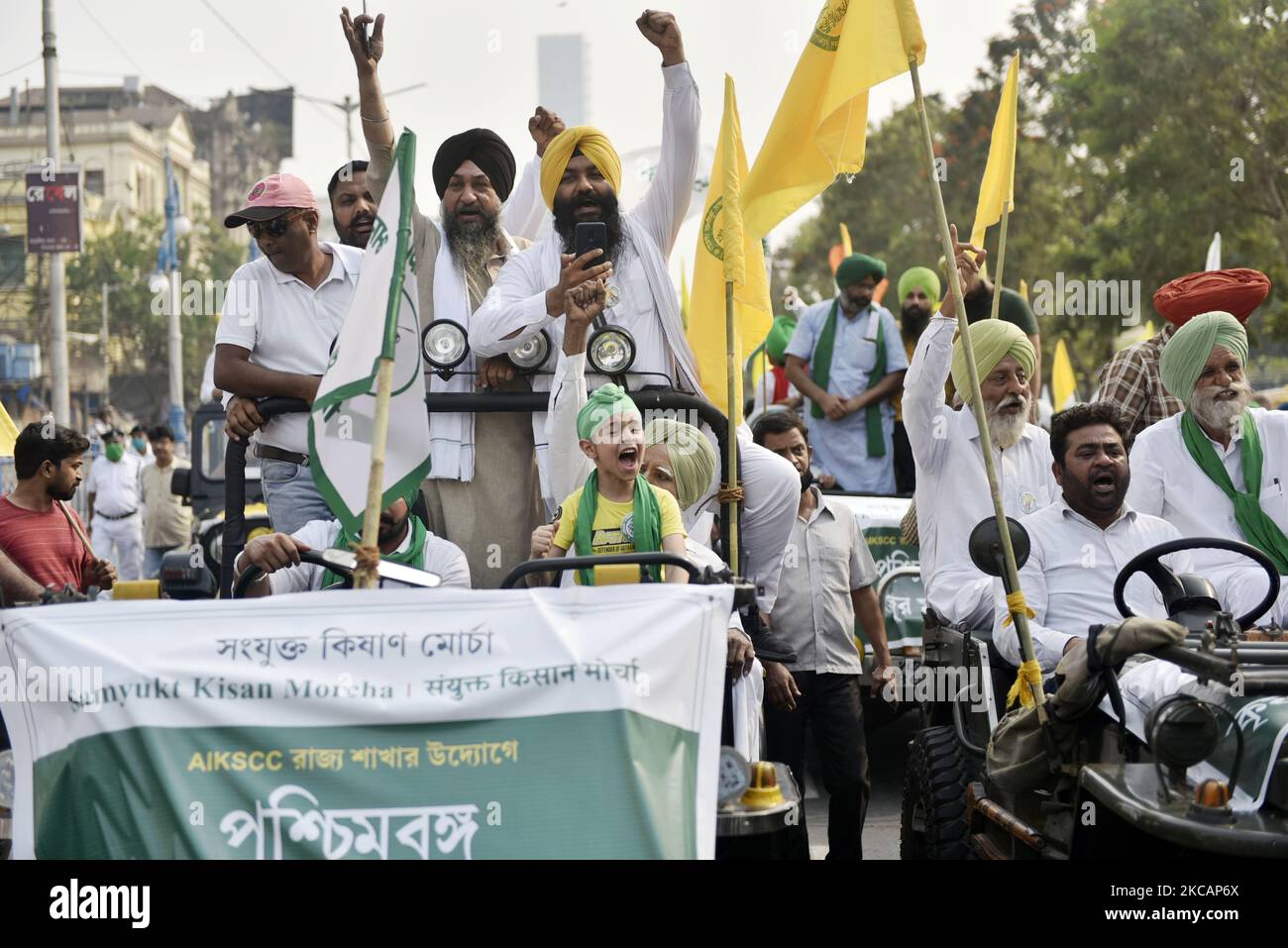 Bauern protestieren gegen die neuen Agrargesetze der Zentralregierung, Kalkutta, Indien, 12. März 2021. Yogendra Singh, Balbir Singh Rajewal, Medha Patekar, Hannan Mollah, Gurnam Singh Chaduni, Atul Kumar Anjan, Avik Saha, Raja Ram Singh, Satyawan, Dr. Sunilam, Dr. Satnam Singh Ajnala, Himanshu Tiwari usw. nehmen an der Prozession Teil. (Foto von Indranil Aditya/NurPhoto) Stockfoto