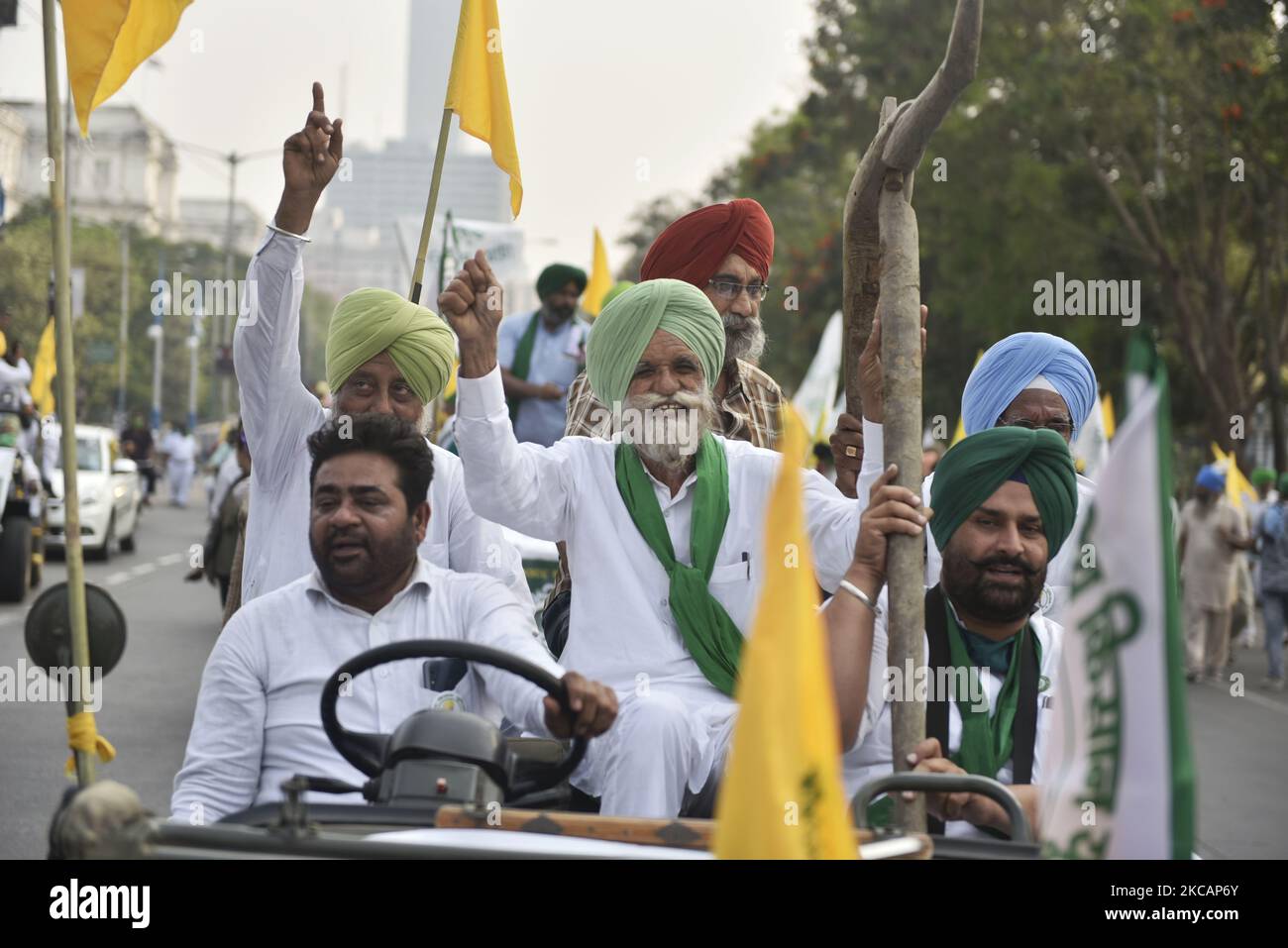 Bauern protestieren gegen die neuen Agrargesetze der Zentralregierung, Kalkutta, Indien, 12. März 2021. Yogendra Singh, Balbir Singh Rajewal, Medha Patekar, Hannan Mollah, Gurnam Singh Chaduni, Atul Kumar Anjan, Avik Saha, Raja Ram Singh, Satyawan, Dr. Sunilam, Dr. Satnam Singh Ajnala, Himanshu Tiwari usw. nehmen an der Prozession Teil. (Foto von Indranil Aditya/NurPhoto) Stockfoto