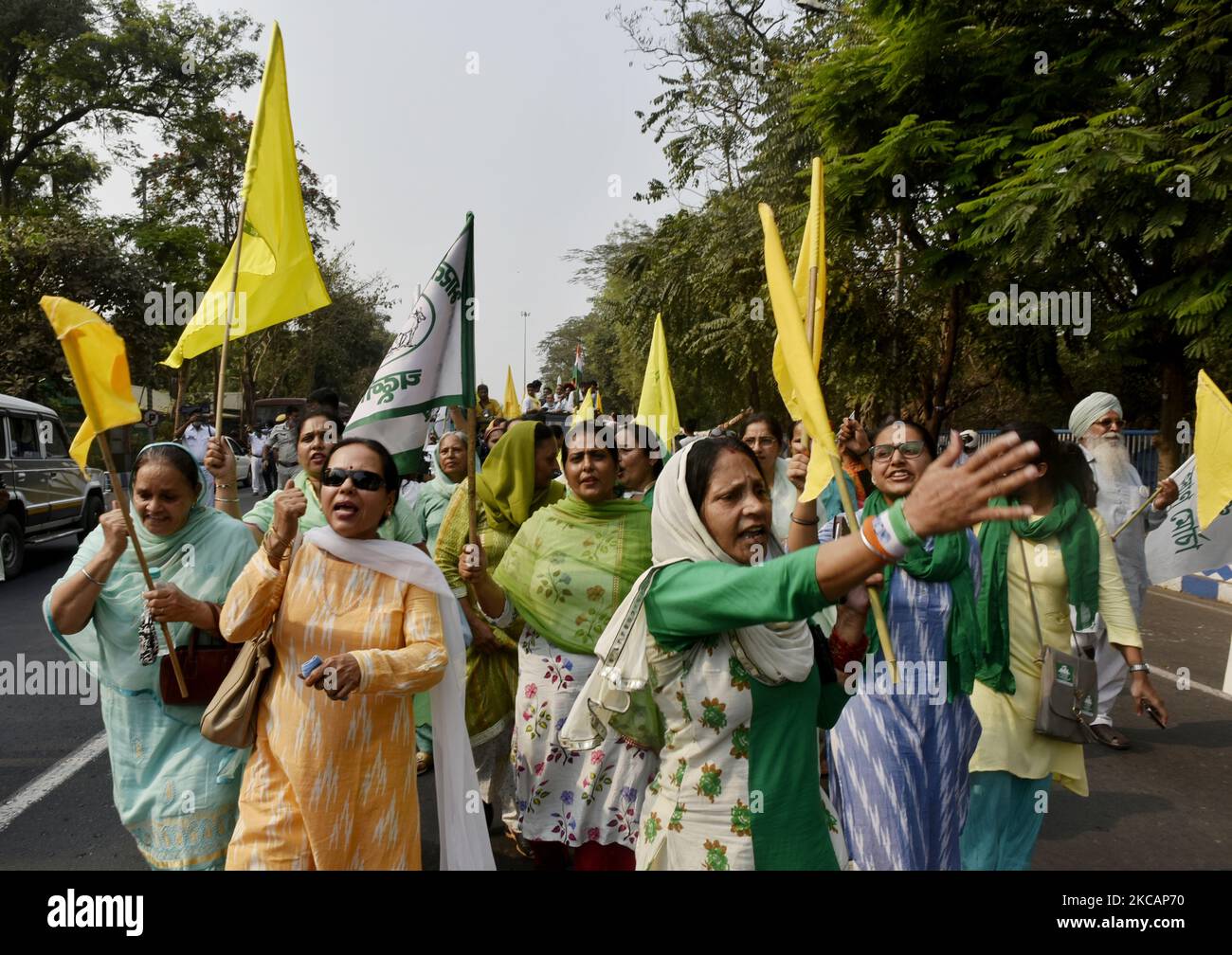 Bauern protestieren gegen die neuen Agrargesetze der Zentralregierung, Kalkutta, Indien, 12. März 2021. Yogendra Singh, Balbir Singh Rajewal, Medha Patekar, Hannan Mollah, Gurnam Singh Chaduni, Atul Kumar Anjan, Avik Saha, Raja Ram Singh, Satyawan, Dr. Sunilam, Dr. Satnam Singh Ajnala, Himanshu Tiwari usw. nehmen an der Prozession Teil. (Foto von Indranil Aditya/NurPhoto) Stockfoto