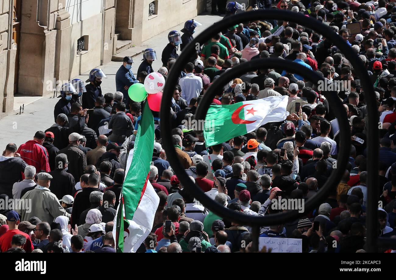 Protestbewegung während einer Demonstration, die zu einem politischen Wandel aufruft, in Algier, Algerien, 12. März 2021 Fotos von Biltel Bensalem / APP (Foto by APP/NurPhoto) Stockfoto