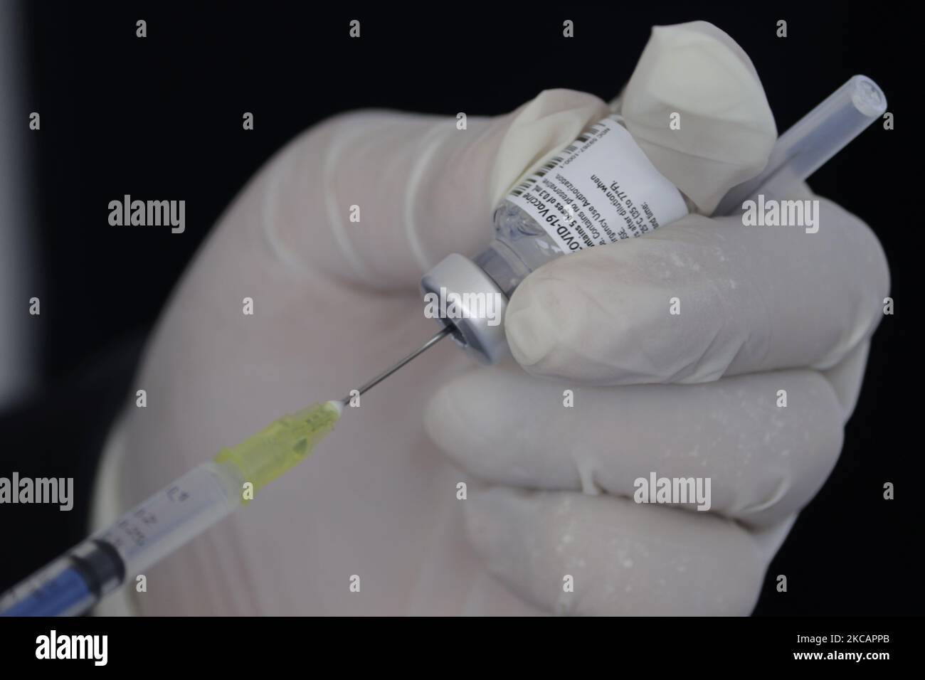 Medizinisches Personal bereitet den Pfizer BioNTech-Impfstoff gegen COVID-19 in einer Impfeinheit im Convention Center in Toluca, Bundesstaat Mexiko, vor, die älteren Erwachsenen an Bord eines Autos während des Gesundheitsnotfalls und der orangen epidemiologischen Ampel in der Hauptstadt verabreicht wird. Der Impfvorgang dauerte etwa 45 Minuten, einschließlich Beobachtungszeit. (Foto von Gerardo Vieyra/NurPhoto) Stockfoto