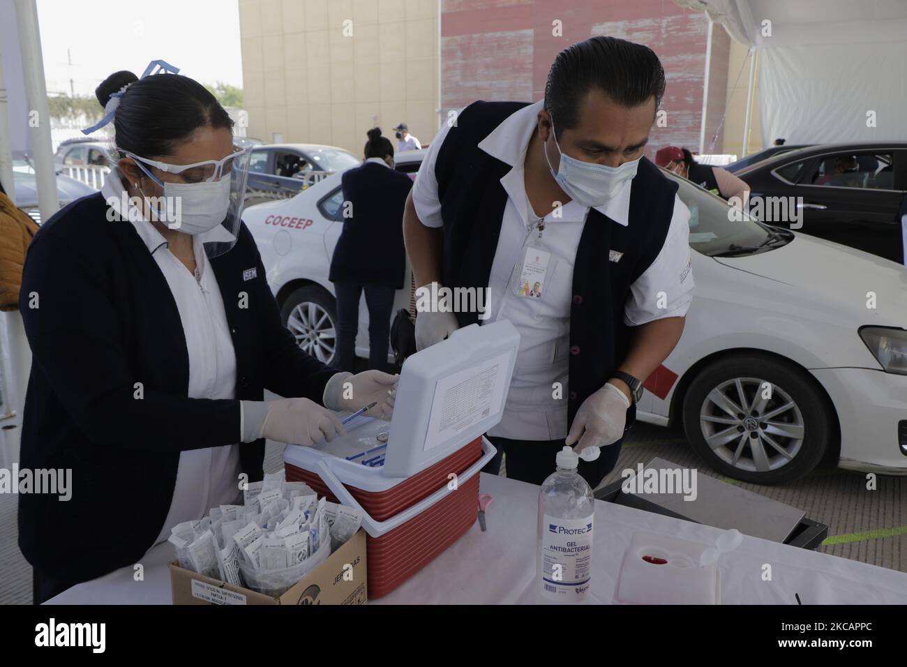 Medizinisches Personal bereitet den Pfizer BioNTech-Impfstoff gegen COVID-19 in einer Impfeinheit im Convention Center in Toluca, Bundesstaat Mexiko, vor, die älteren Erwachsenen an Bord eines Autos während des Gesundheitsnotfalls und der orangen epidemiologischen Ampel in der Hauptstadt verabreicht wird. Der Impfvorgang dauerte etwa 45 Minuten, einschließlich Beobachtungszeit. (Foto von Gerardo Vieyra/NurPhoto) Stockfoto