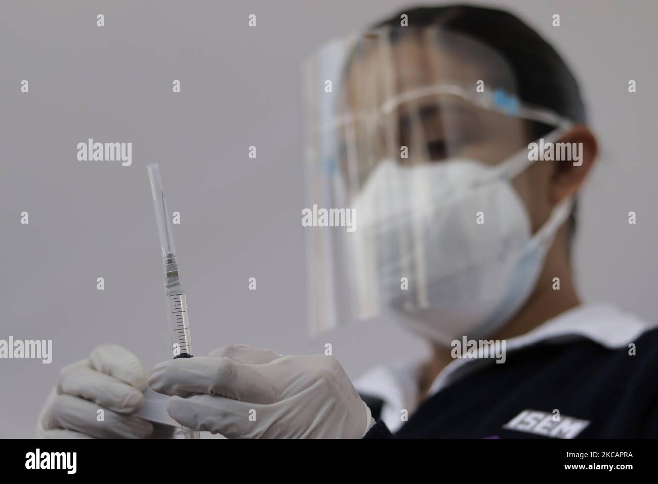 Medizinisches Personal bereitet den Pfizer BioNTech-Impfstoff gegen COVID-19 in einer Impfeinheit im Convention Center in Toluca, Bundesstaat Mexiko, vor, die älteren Erwachsenen an Bord eines Autos während des Gesundheitsnotfalls und der orangen epidemiologischen Ampel in der Hauptstadt verabreicht wird. Der Impfvorgang dauerte etwa 45 Minuten, einschließlich Beobachtungszeit. (Foto von Gerardo Vieyra/NurPhoto) Stockfoto