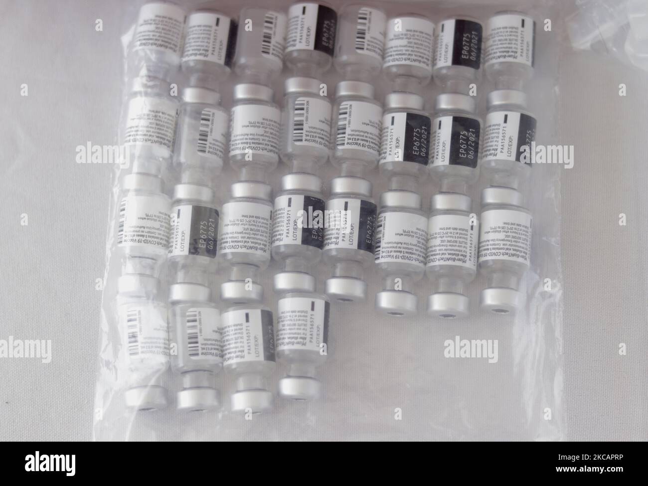 Pfizer BioNTech impftet gegen COVID-19 in einer Impfeinheit im Convention Center in Toluca, Bundesstaat Mexiko, bevor sie älteren Erwachsenen an Bord eines Autos während des Gesundheitsnotfalls und der orangen epidemiologischen Ampel in der Hauptstadt verabreicht wird. Der Impfvorgang dauerte etwa 45 Minuten, einschließlich Beobachtungszeit. (Foto von Gerardo Vieyra/NurPhoto) Stockfoto