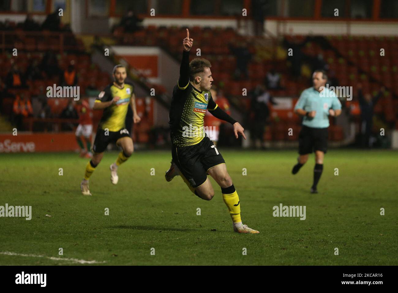 Barrows Josh Kay feiert, nachdem er beim Sky Bet League 2-Spiel zwischen Walsall und Barrow am Freitag, 12.. März 2021, im Banks' Stadium in Walsall Punkten konnte. (Foto von Mark Fletcher/MI News/NurPhoto) Stockfoto