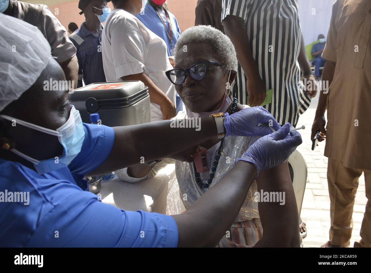 Eine Frau in ihrem 80â €™s erhält ihre erste Dosis von Oxford / AstraZeneca-Impfstoff an der Infectious Disease Hospital (IDH), Yaba, Lagos, Nigeria am 12. März 2021. Die erste Phase, die heute eingeleitet wurde, wird sich auf die Impfung von medizinischem Personal, Polizeibeamten, Militärpersonal, Labormitarbeitern, Gesundheitsmitarbeitern im Hafen, Personen in der Justiz und Schnellreaktionsteams. (Foto von Olukayode Jaiyeola/NurPhoto) Stockfoto