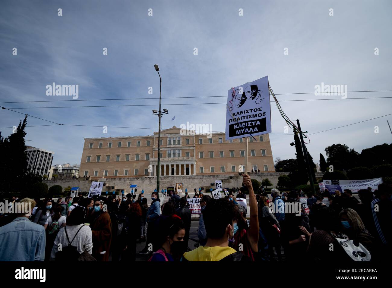 Am 13. März 2021 versammeln sich Künstler in Athen, Griechenland, um gegen die COVID-19-Beschränkungen zu protestieren. (Foto von Nikolas Kokovlis/NurPhoto) Stockfoto