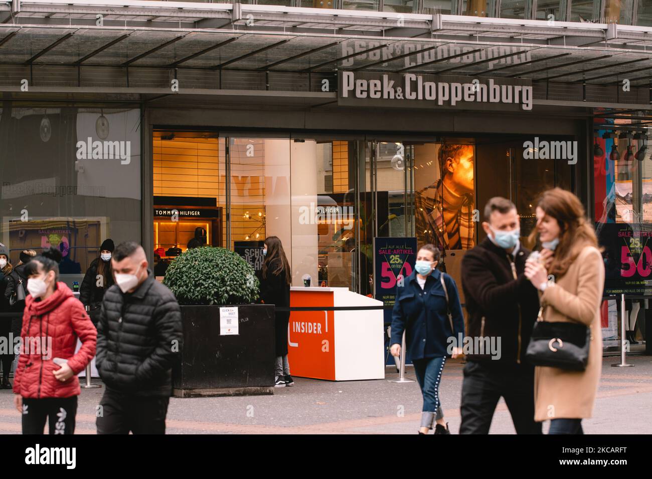 Am 13,2021. März laufen die Menschen am Kaufhaus Peek & Cloppenburg in der Kölner Innenstadt vorbei, da Deutschland langsam wieder eröffnet wird (Foto: Ying Tang/NurPhoto) Stockfoto