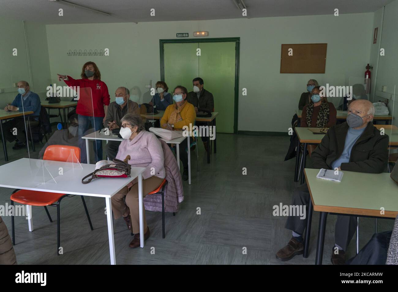 Studenten des Kunstkurses der Klassenzimmer der National University for the Third Age (UNATE) besuchen die Kurse, die alle von der Gesundheit diktierten Sicherheitsprotokolle einhalten, um eine Ansteckung von COVID-19 zu vermeiden. SANTANDER 03-13-2021 (Foto von Joaquin Gomez Sastre/NurPhoto) Stockfoto