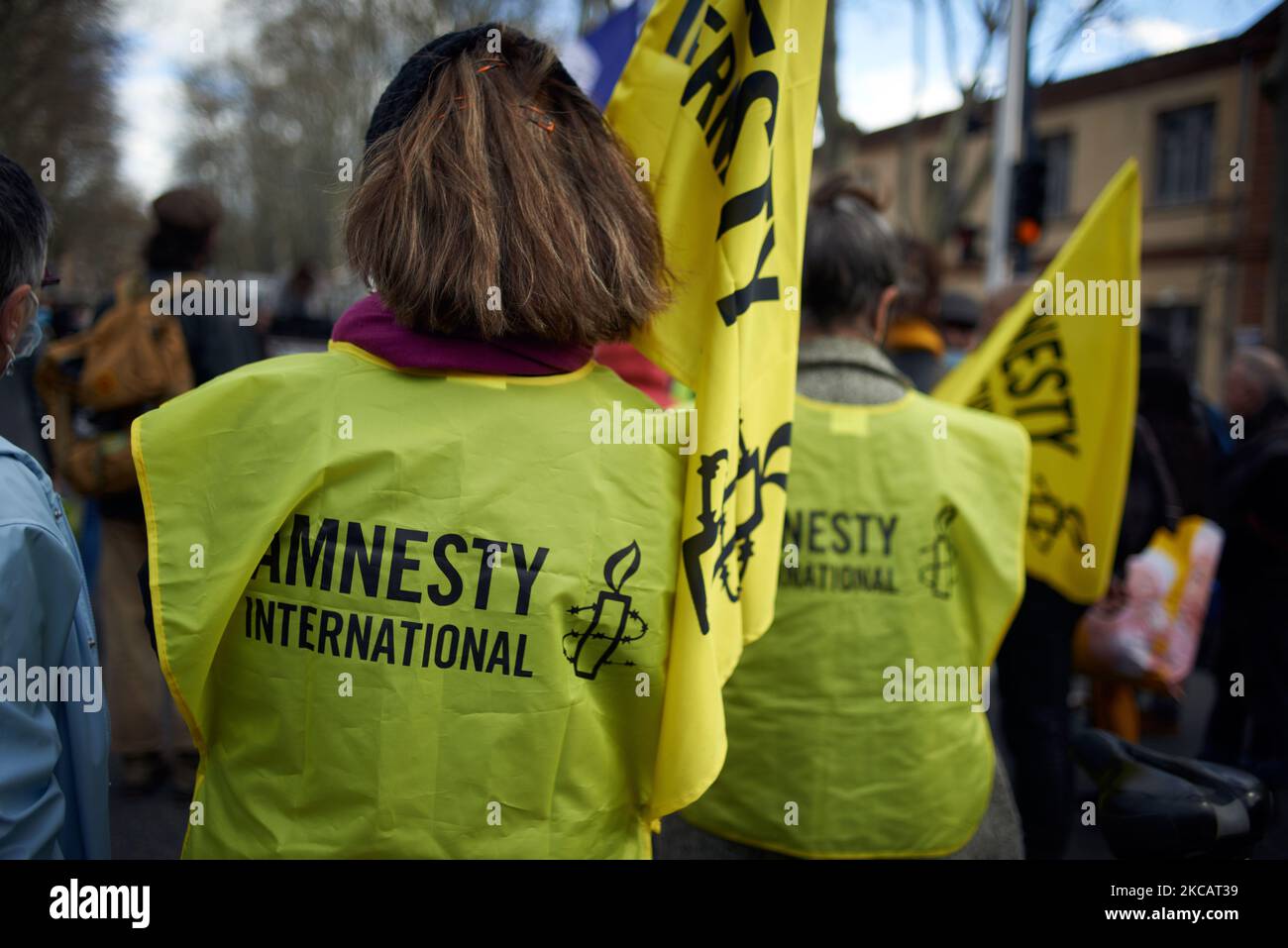 Aktivisten von Amnesty International während des Protestes. Die Demonstranten protestierten gegen das vom französischen Präsidenten Macron und seiner Mehrheit propagierte Gesetz zum globalen Sicherheitsgesetz. Der Protest wurde von mehreren NGOs wie Amnesty International, Human Rights League und von mehreren Gewerkschaften (FO, SNJ [National Union of Journalists], CNT, etc.) einberufen. Der Gesetzentwurf zum Globalen Sicherheitsgesetz wird es jedem verbieten, Polizeimitglieder zu fotografieren oder zu Filmen, wenn er nicht missachtet wird: Übertreter könnten bis zu einem Jahr Gefängnis und einer Geldstrafe von €45,000 verurteilt werden. Das Gesetz plant auch, die Gesichtserkennung in öffentlichen Räumen wie in China zu verallgemeinern. Der Stockfoto