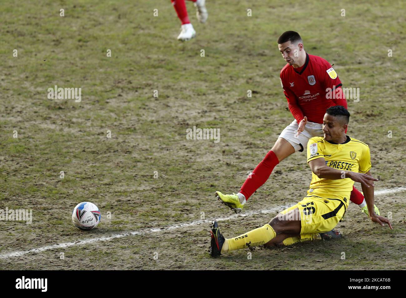 Crewes Owen Dale tritt während des Sky Bet League 1-Spiels zwischen Crewe Alexandra und Burton Albion am Samstag, 13.. März 2021, im Alexandra Stadium in Crewe mit Burtons Michael Mancienne in Konflikt. (Foto von Chris Donnelly/MI News/NurPhoto) Stockfoto