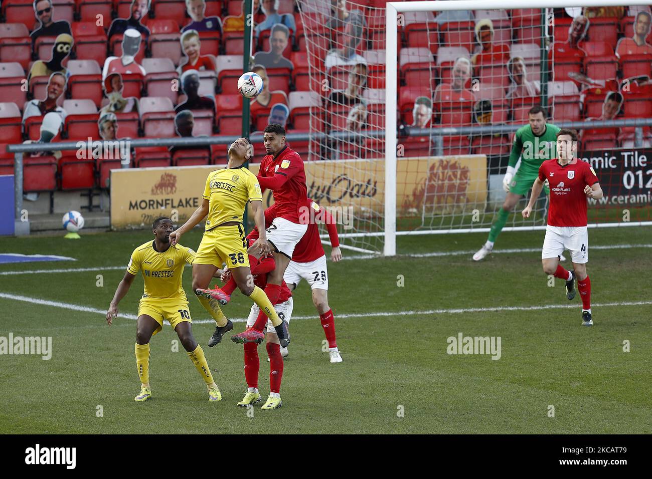 Crewes Mikael Mandron tanzt mit Burtons Michael Mancienne während des Sky Bet League 1-Spiels zwischen Crewe Alexandra und Burton Albion im Alexandra Stadium, Crewe am Samstag, 13.. März 2021. (Foto von Chris Donnelly/MI News/NurPhoto) Stockfoto