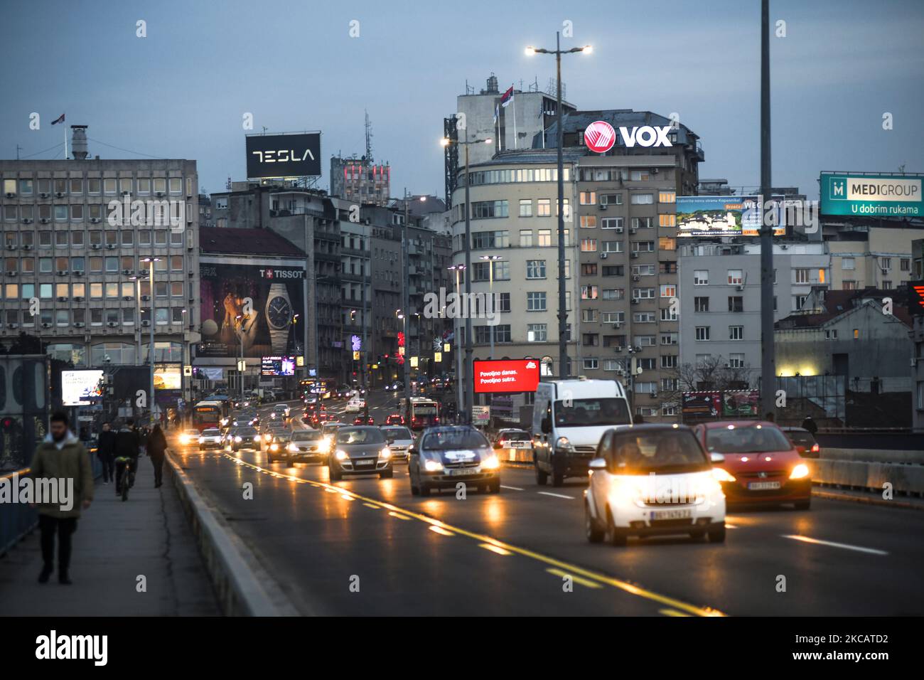 Belgrad: Verkehr bei Brankov Most (Brücke) am Abend. Belgrad, Serbien Stockfoto