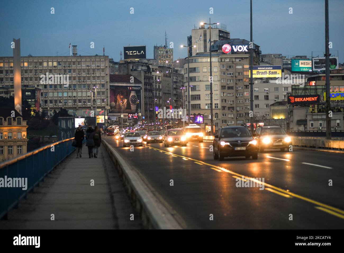 Belgrad: Verkehr bei Brankov Most (Brücke) am Abend. Belgrad, Serbien Stockfoto