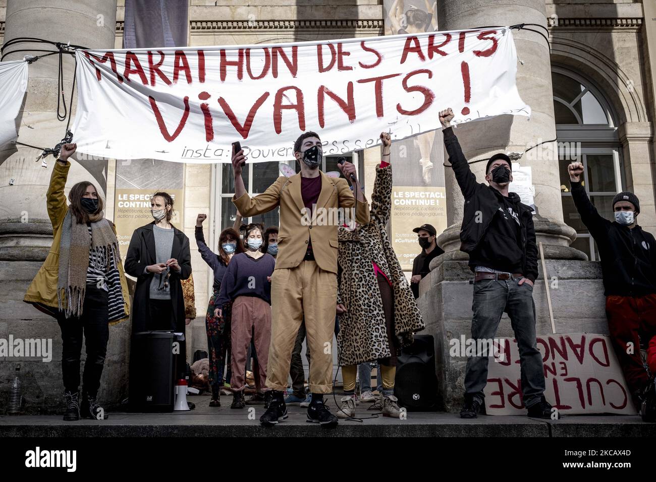 Die Schüler der Theaterschule Bordeaux Aquitaine vor dem Grand Theatre de Bordeaux am Sonntag, den 14. März 2021 (Foto: Fabien Pallueau/NurPhoto) Stockfoto