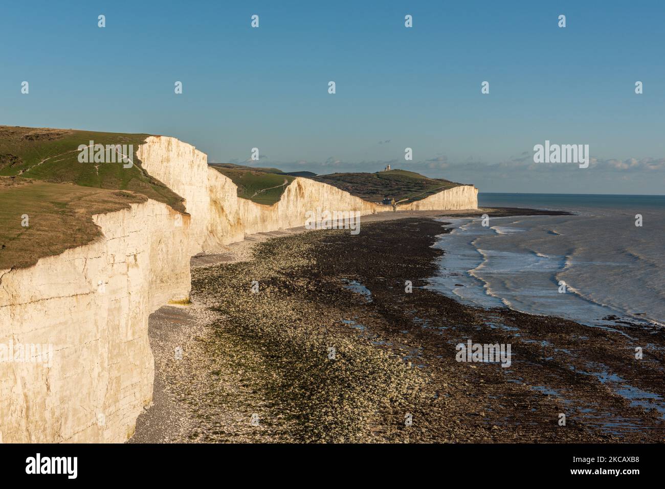Der Strand von Birling Gap, unter den Seven Sisters Cliffs auf den South Downs bei Eastbourne in East Sussex, England, Großbritannien Stockfoto