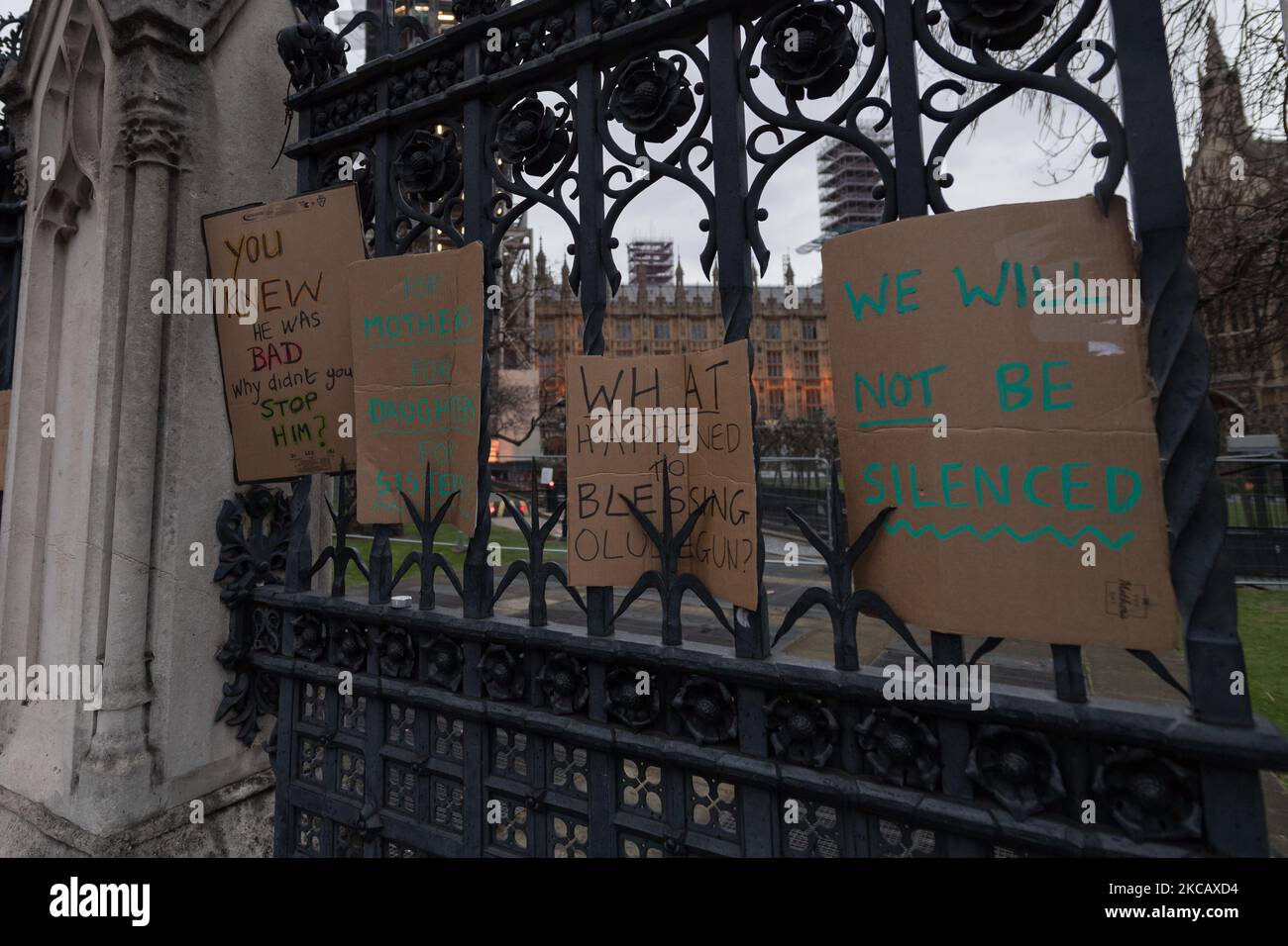 LONDON, VEREINIGTES KÖNIGREICH - 14. MÄRZ 2021: Plakate hängen vor dem Parlamentsgebäude am Geländer, nachdem sich Protestierende vor dem Haus gegen die gestrige Mahnwache der Met Police für Sarah Everard in Clapham Common und den von der Regierung vorgeschlagenen Polizeientwurf versammelt haben, Die den Offizieren und dem Innen-Sekretär neue Befugnisse geben würden, um Proteste und öffentliche Prozessionen am 14. März 2021 in London, England, unter Bedingungen zu stellen. (Foto von Wiktor Szymanowicz/NurPhoto) Stockfoto