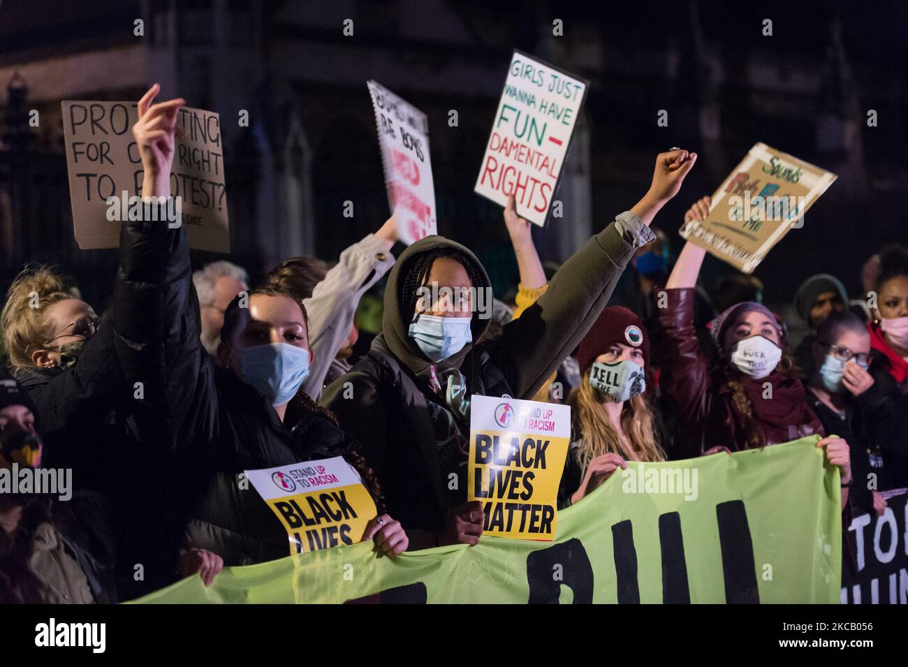 LONDON, VEREINIGTES KÖNIGREICH - 15. MÄRZ 2021: Demonstranten demonstrieren am 15. März 2021 in London, England, vor dem Parlament gegen den von der Regierung vorgeschlagenen Gesetzentwurf zu Polizei, Kriminalität und Verurteilung, der Beamten und dem Innenminister neue Befugnisse geben würde, um Bedingungen für Proteste und öffentliche Prozessionen zu schaffen. Die jüngsten Proteste wurden durch die heftig kritisierte Handhabung einer Mahnwache ausgelöst, die anlässlich der am Wochenende in Clapham Common in der Debatte über die Sicherheit von Frauen im öffentlichen Raum ermordeten Sarah Everard in Erinnerung gehalten wurde. (Foto von Wiktor Szymanowicz/NurPhoto) Stockfoto