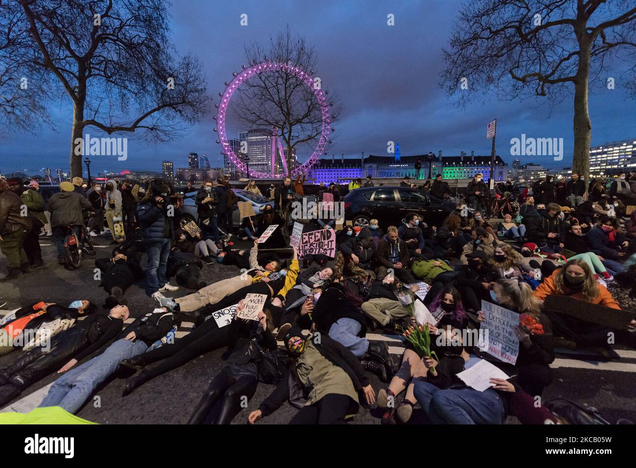 LONDON, GROSSBRITANNIEN – 15. MÄRZ 2021: Demonstranten setzen vor dem New Scotland Yard einen Todesurteil ein, während sie am 15. März 2021 in London, England, gegen das von der Regierung vorgeschlagene Gesetz zur Polizei, Kriminalität und Verurteilung protestieren, das Beamten und dem Innenminister neue Befugnisse geben würde, um Bedingungen für Proteste und öffentliche Prozessionen zu schaffen. Die jüngsten Proteste wurden durch die heftig kritisierte Handhabung einer Mahnwache ausgelöst, die anlässlich der am Wochenende in Clapham Common in der Debatte über die Sicherheit von Frauen im öffentlichen Raum ermordeten Sarah Everard in Erinnerung gehalten wurde. (Foto von Wiktor Szymanowicz/NurPhoto) Stockfoto