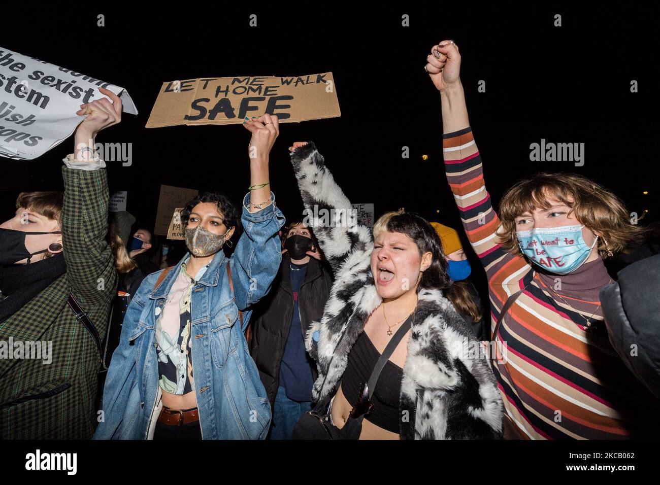 LONDON, VEREINIGTES KÖNIGREICH - 15. MÄRZ 2021: Demonstranten demonstrieren am 15. März 2021 in London, England, vor dem Parlament gegen den von der Regierung vorgeschlagenen Gesetzentwurf zu Polizei, Kriminalität und Verurteilung, der Beamten und dem Innenminister neue Befugnisse geben würde, um Bedingungen für Proteste und öffentliche Prozessionen zu schaffen. Die jüngsten Proteste wurden durch die heftig kritisierte Handhabung einer Mahnwache ausgelöst, die anlässlich der am Wochenende in Clapham Common in der Debatte über die Sicherheit von Frauen im öffentlichen Raum ermordeten Sarah Everard in Erinnerung gehalten wurde. (Foto von Wiktor Szymanowicz/NurPhoto) Stockfoto