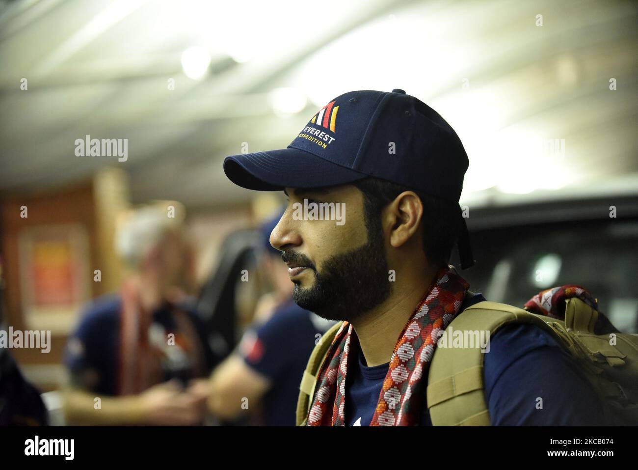 Ein Porträt des königlichen Familienmitglieds Shaikh Mohamed Hamad Mohamed Al Khalifa, der am Montag, den 15. März 2021, auf dem Tribhuwan International Airport ankommt, um den Mount Everest „Sagarmatha“ in Kathmandu, Nepal, zu besteigen. Die Kaisergarde von Bahrain kommt zusammen mit 2.000 Impfstoffdosen gegen covid19 an die Einwohner des Gorkha-Distrikts. Das Team wird 80 Tage lang in Nepal bleiben und hatte am vergangenen 2020. Oktober den Lobuche-Gipfel und den Manaslu-Berg erfolgreich bestiegen. (Foto von Narayan Maharjan/NurPhoto) Stockfoto