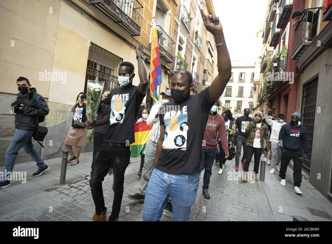 Demonstranten versammeln sich während eines Protestes zum Jahrestag des Todes von Mame Mbaye im Stadtteil Lavapies in Madrid, 15. März 2021, Spanien. MAME Mbaye starb am 15. März 2018, angeblich ein Mörder der Madrider Polizei (Foto: Oscar Gonzalez/NurPhoto) Stockfoto