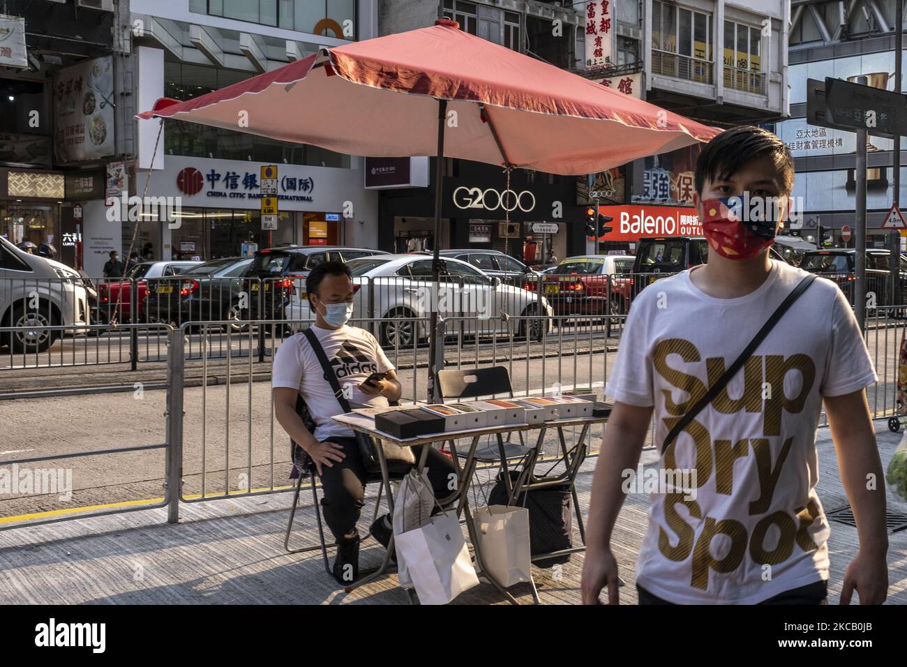 Ein nicht autorisierter Apple-Händler wartet am Dienstag, den 16. März 2021, auf Kunden in Hongkong. Die Arbeitslosenquote in Hongkong ist auf 7,2 gestiegen und liegt seit 2004 auf dem höchsten Stand seit dem Ausbruch des Coronavirus. Der Arbeitsminister warnte davor, dass der Arbeitsmarkt immer noch vor Herausforderungen steht, da die Pandemie hier noch nicht vollständig eingedämmt ist. Mehr als 261.000 Menschen blieben in der Berichtsperiode ohne Arbeit. Das sind 8.300 mehr als zuvor, die Arbeitslosenquote der Stadt erreichte während des SARS-Ausbruchs im Jahr 2003 einen Höchstwert von 8,5 Prozent. (Foto von Vernon Yuen/NurPhoto) Stockfoto