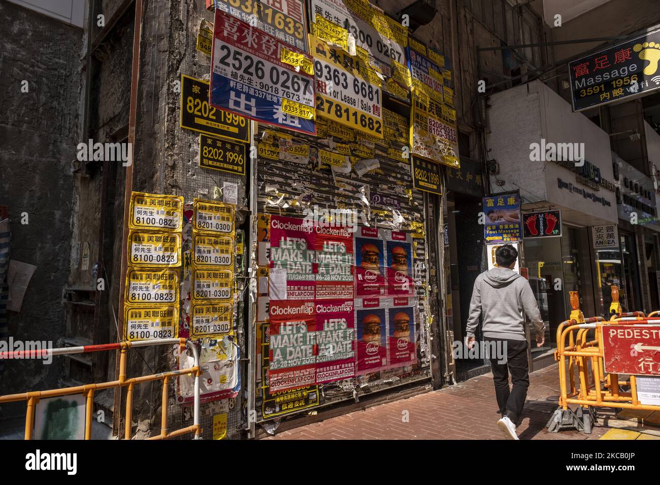 Ein geschlossenes Geschäft in Causeway Bay in Hongkong, Dienstag, 16. März 2021. Die Arbeitslosenquote in Hongkong ist auf 7,2 gestiegen und liegt seit 2004 auf dem höchsten Stand seit dem Ausbruch des Coronavirus. Der Arbeitsminister warnte davor, dass der Arbeitsmarkt immer noch vor Herausforderungen steht, da die Pandemie hier noch nicht vollständig eingedämmt ist. Mehr als 261.000 Menschen blieben in der Berichtsperiode ohne Arbeit. Das sind 8.300 mehr als zuvor, die Arbeitslosenquote der Stadt erreichte während des SARS-Ausbruchs im Jahr 2003 einen Höchstwert von 8,5 Prozent. (Foto von Vernon Yuen/NurPhoto) Stockfoto