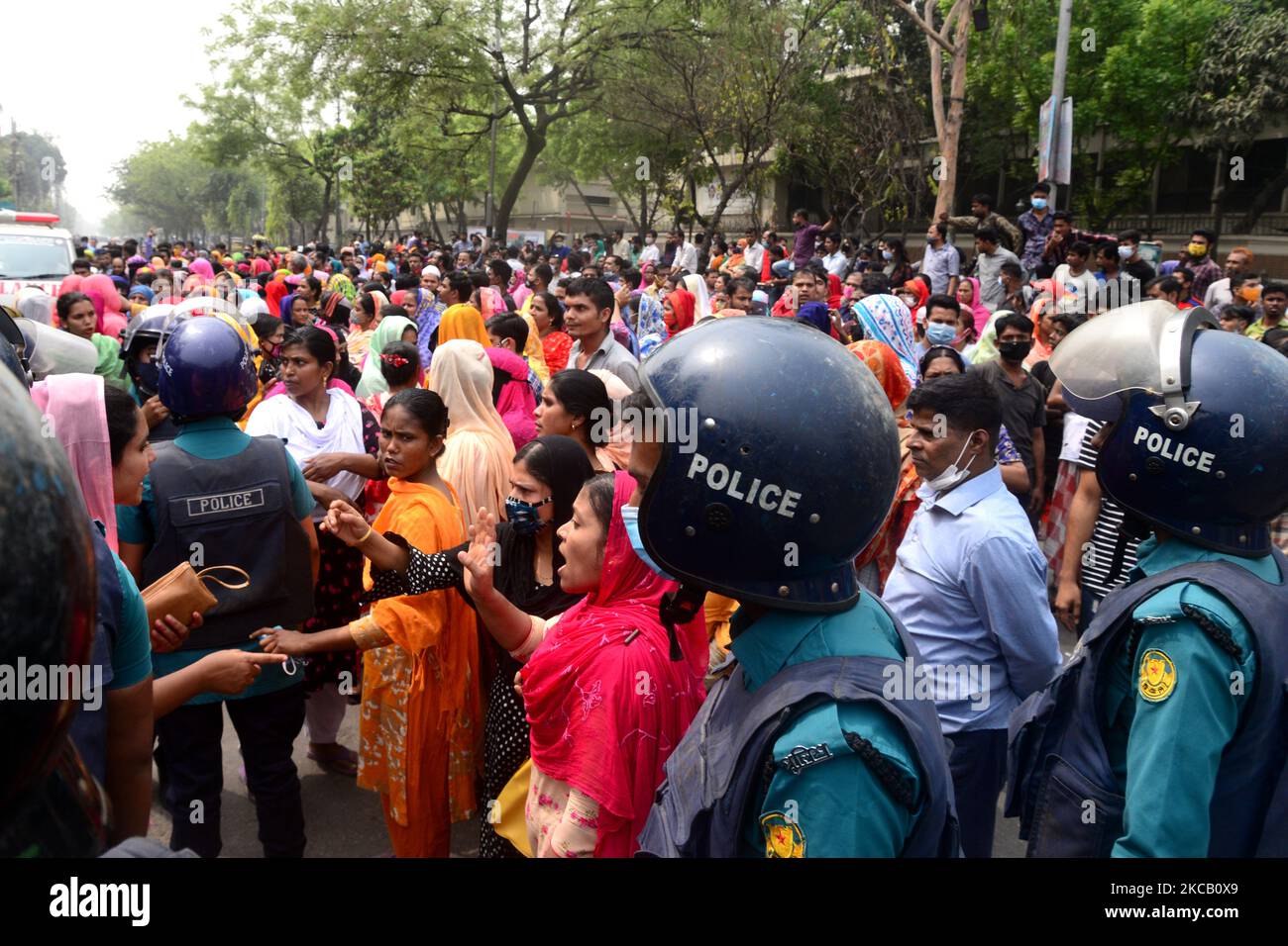 Bekleidungsarbeiter von Stitch Well Design Limited und Apparel Stitch Limited führen am 16. März 2021 in Dhaka, Bangladesch, eine Straßenblockdemonstration durch, bei der sie ihre fälligen Löhne forderten (Foto: Mamunur Rashid/NurPhoto) Stockfoto