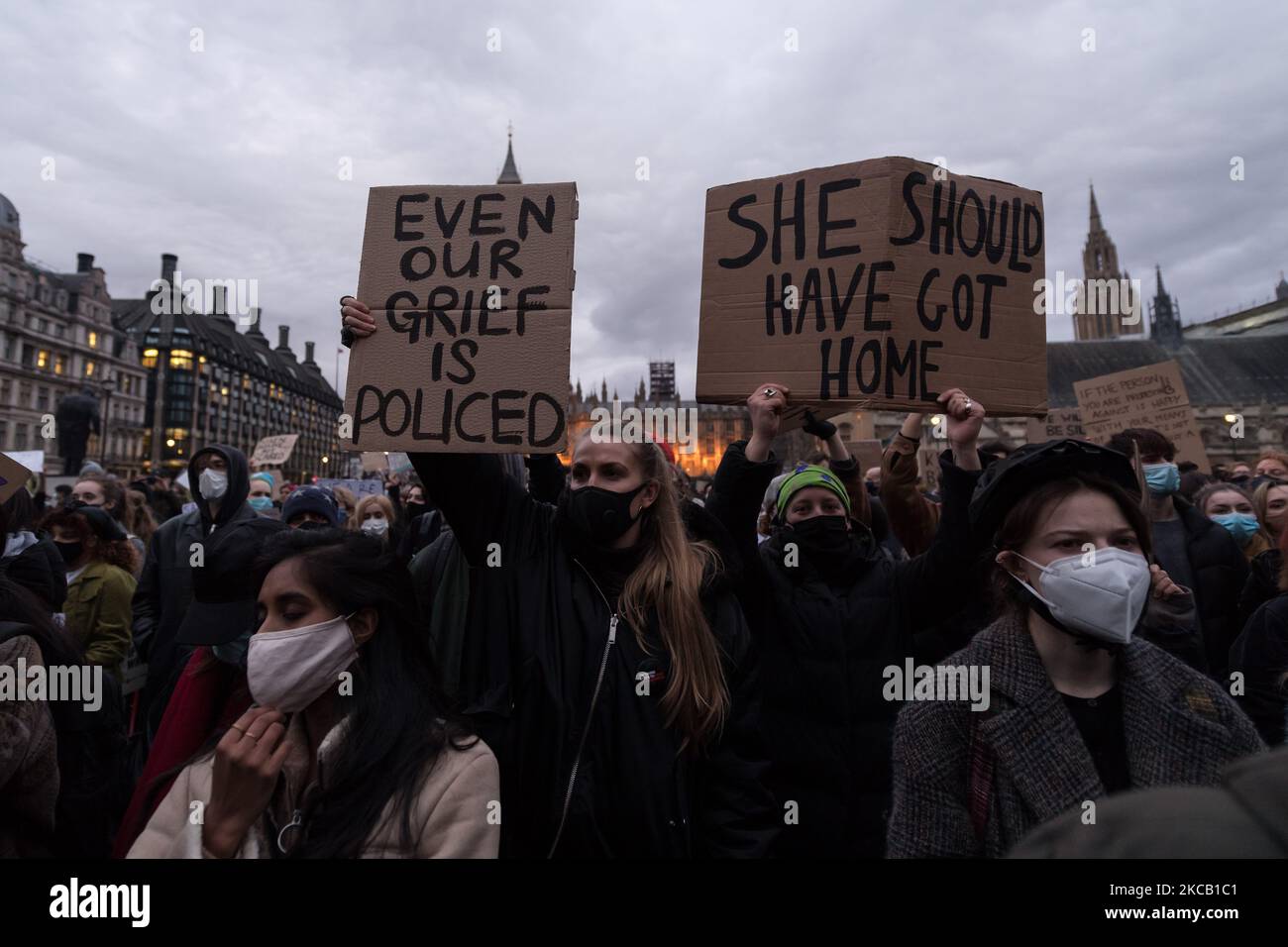 LONDON, VEREINIGTES KÖNIGREICH - 16. MÄRZ 2021: Demonstranten demonstrieren auf dem Parliament Square gegen die Verabschiedung eines neuen Polizeigesetzes im Unterhaus, das der Polizei neue Befugnisse geben würde, um Proteste einzuschränken und harte Strafen für den Bruch der Regeln zu verhängen, Und um das Problem der Gewalt gegen Frauen zu beleuchten, am 16. März 2021 in London, England. Die jüngsten Proteste wurden durch die heftig kritisierte Handhabung einer Mahnwache ausgelöst, die anlässlich der am Wochenende in Clapham Common ermordeten Sarah Everard im Rahmen einer anhaltenden Debatte über die Sicherheit von Frauen im öffentlichen Raum abgehalten wurde. (Foto von Wiktor Szyman Stockfoto