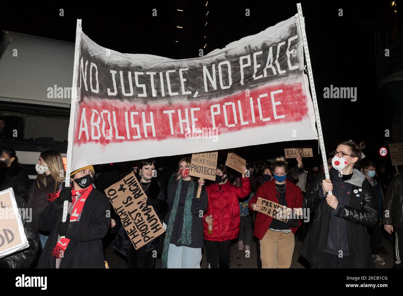 LONDON, VEREINIGTES KÖNIGREICH - 16. MÄRZ 2021: Demonstranten marschieren während einer Demonstration gegen die Verabschiedung eines neuen Polizeigesetzes im Unterhaus nach New Scotland Yard, das der Polizei neue Befugnisse geben würde, um Proteste einzuschränken und harte Strafen für den Bruch der Regeln zu verhängen, Und um das Problem der Gewalt gegen Frauen zu beleuchten, am 16. März 2021 in London, England. Die jüngsten Proteste wurden durch die heftig kritisierte Handhabung einer Mahnwache ausgelöst, die anlässlich der am Wochenende in Clapham Common ermordeten Sarah Everard im Rahmen einer anhaltenden Debatte über die Sicherheit von Frauen im öffentlichen Raum abgehalten wurde. (Foto Stockfoto