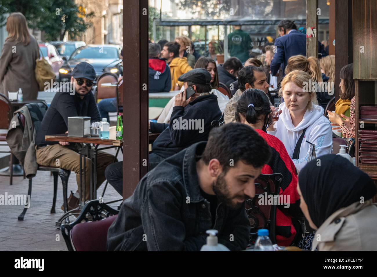 Am 15. März 2021 genossen die Bewohner von Istanbul, Türkei, Zeit in Cafés, Restaurants und öffentlichen Parks, nachdem die Einschränkungen des Coronavirus am 1. März aufgehoben wurden, was eine größere Bewegung und Nutzung von Außenbereichen inmitten der Gesundheitspandemie ermöglichte. (Foto von Diego Cupolo/NurPhoto) Stockfoto