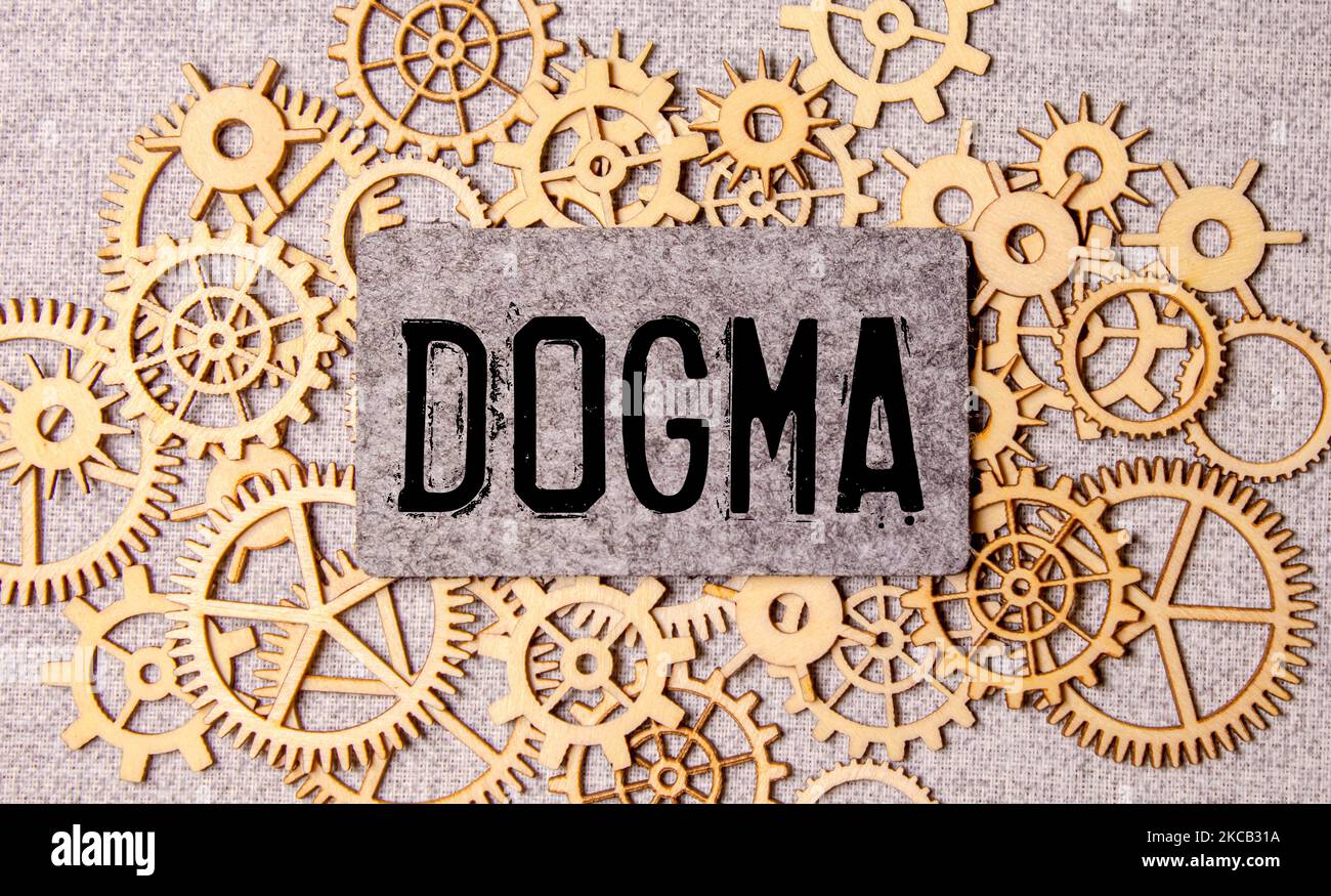 DOGMA Text auf dem Holzblock mit Notizbüchern, Tastatur mit Diagramm Stockfoto