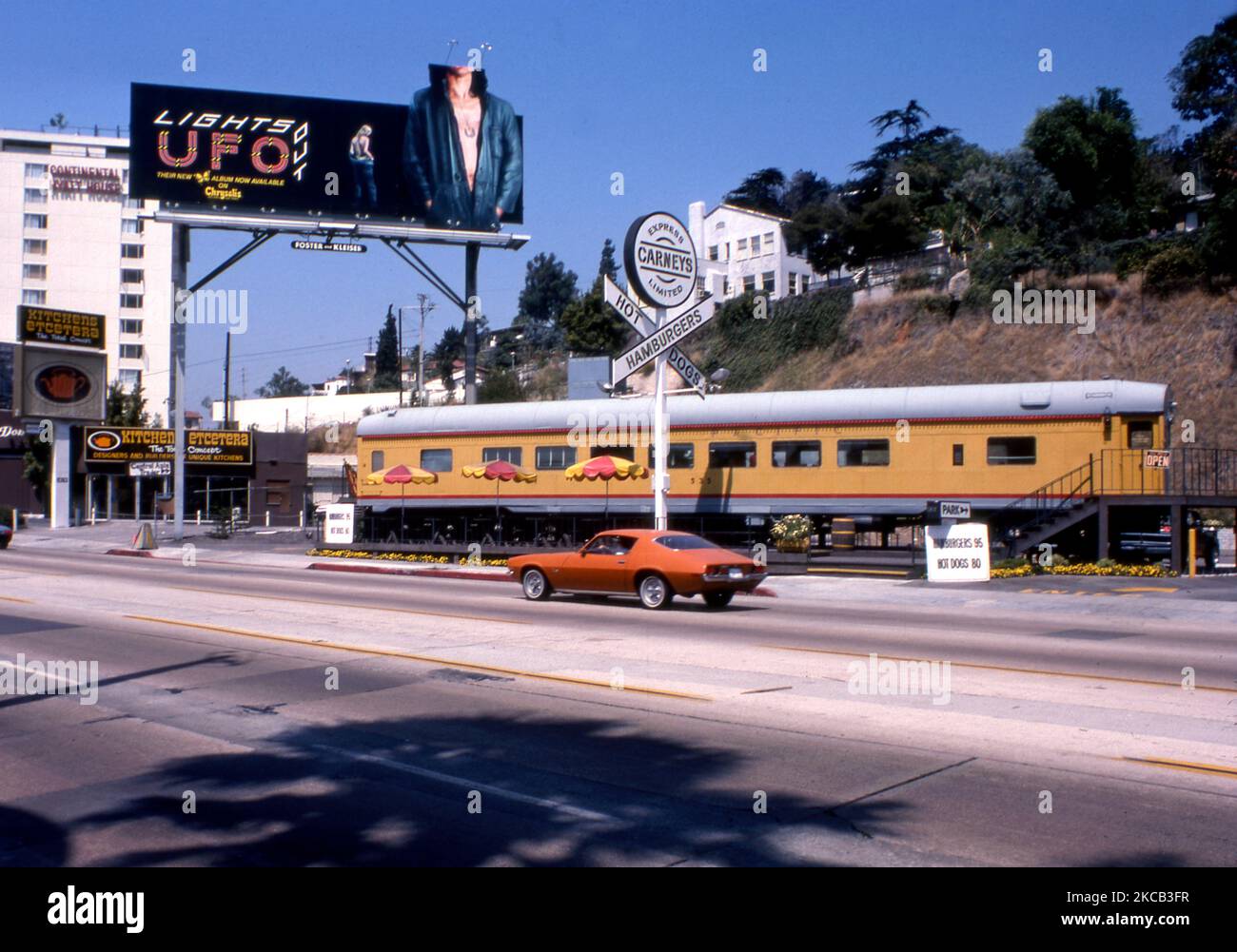 Plakatwand für die Band UFO über Carneys Diner-Auto auf dem Sunset Strip in Los Angeles, CA, 1977 Stockfoto