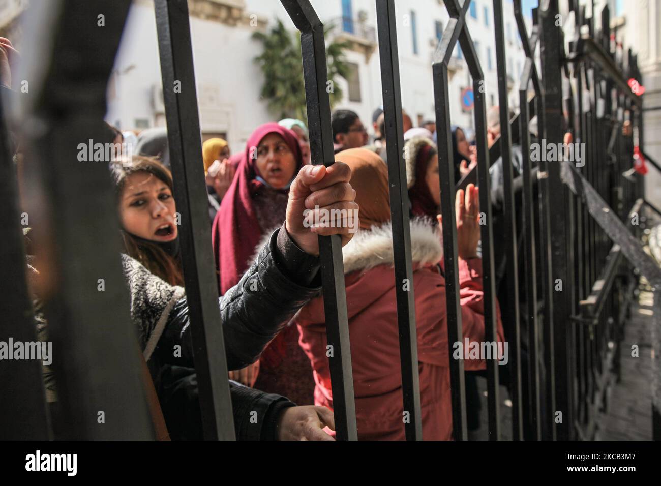 Arbeitslose tunesische Absolventen der Universität rufen am 17. März 2021 vor dem Ministerium für soziale Angelegenheiten in Tunis, Tunesien, Slogans aus, während einer Protestaktion von außerhalb der, um einen Arbeitsvertrag zu fordern und um die Rekrutierung durch das Bildungsministerium zu bitten. (Foto von Chedly Ben Ibrahim/NurPhoto) Stockfoto