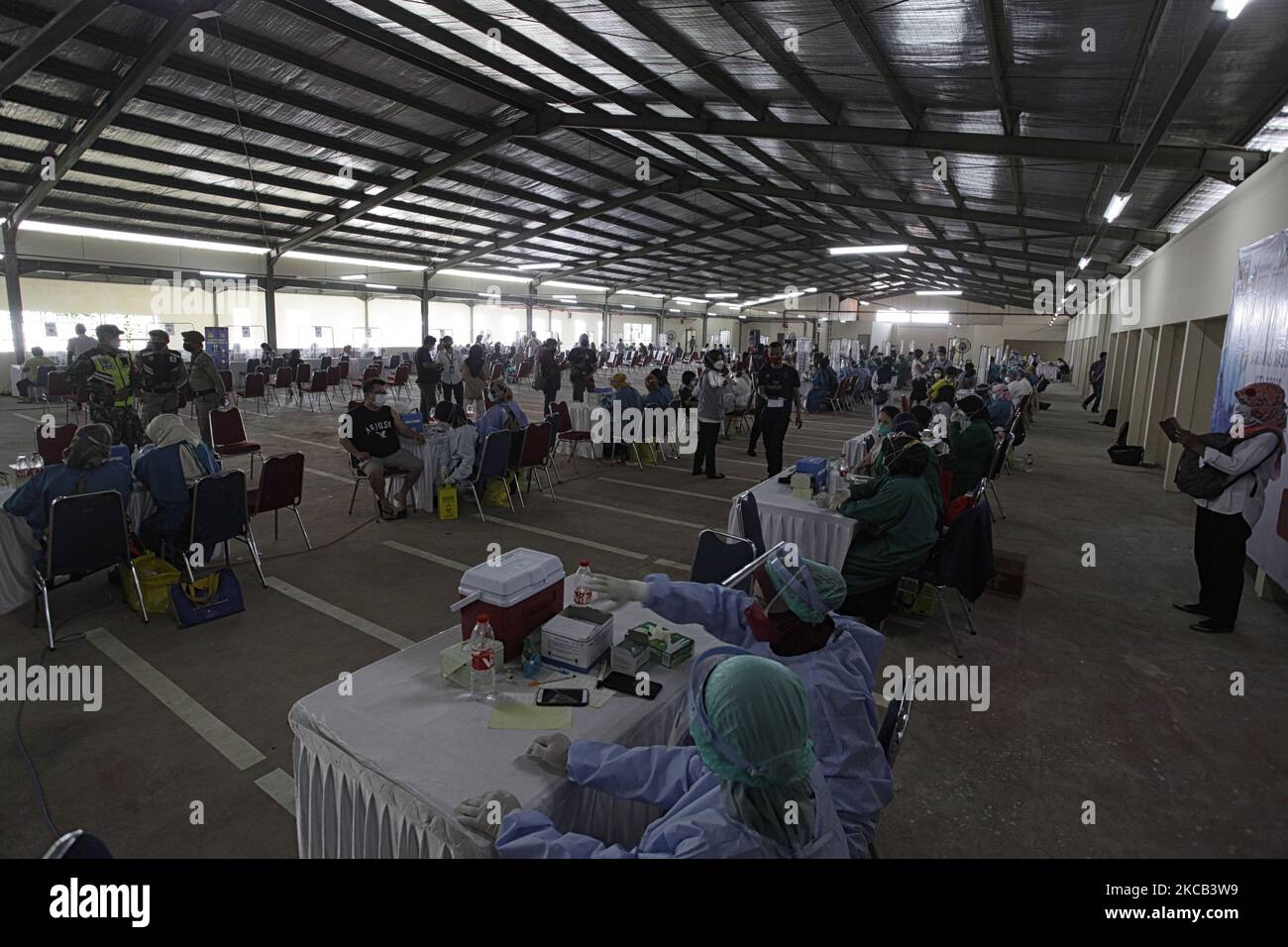 Coronavirus COVID-19-Impfung für Marktmitarbeiter auf einem Markt in Bogor, Indonesien, am 18. März 2021. Die indonesische Regierung führt in Bogor eine massive kostenlose Coronavirus-Impfung durch, um eine Herdenimmunität zu erreichen und um die Wirtschaftskrise zu erholen. (Foto von Adriana Adie/NurPhoto) Stockfoto