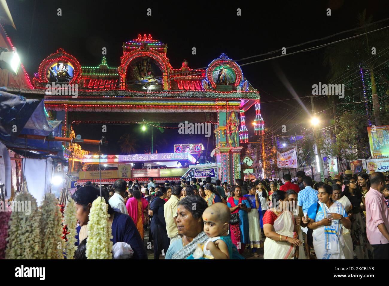 Tausende hinduistischer Anhänger drängen sich am 19. Februar 2019 zum Attukal Bhagavathy Tempel, um während des Attukal Pongala Mahotsavam Festivals in der Stadt Thiruvananthapuram (Trivandrum), Kerala, Indien, Abendgebete zu halten. Das Attukal Pongala Mahotsavam Festival wird jedes Jahr von Millionen Hindu-Frauen gefeiert. Während dieses Festivals bereiten Frauen Pongala (Reis, der mit Jaggery, Ghee, Kokosnuss sowie anderen Zutaten gekocht wird) im Freien in kleinen Töpfen zu, um der Göttin Attukal Devi (im Volksmund bekannt als Attukal Amma) zu gefallen, die geglaubt wird, die Wünsche ihrer Anhänger zu erfüllen und Wohlstand zu schaffen. Stockfoto
