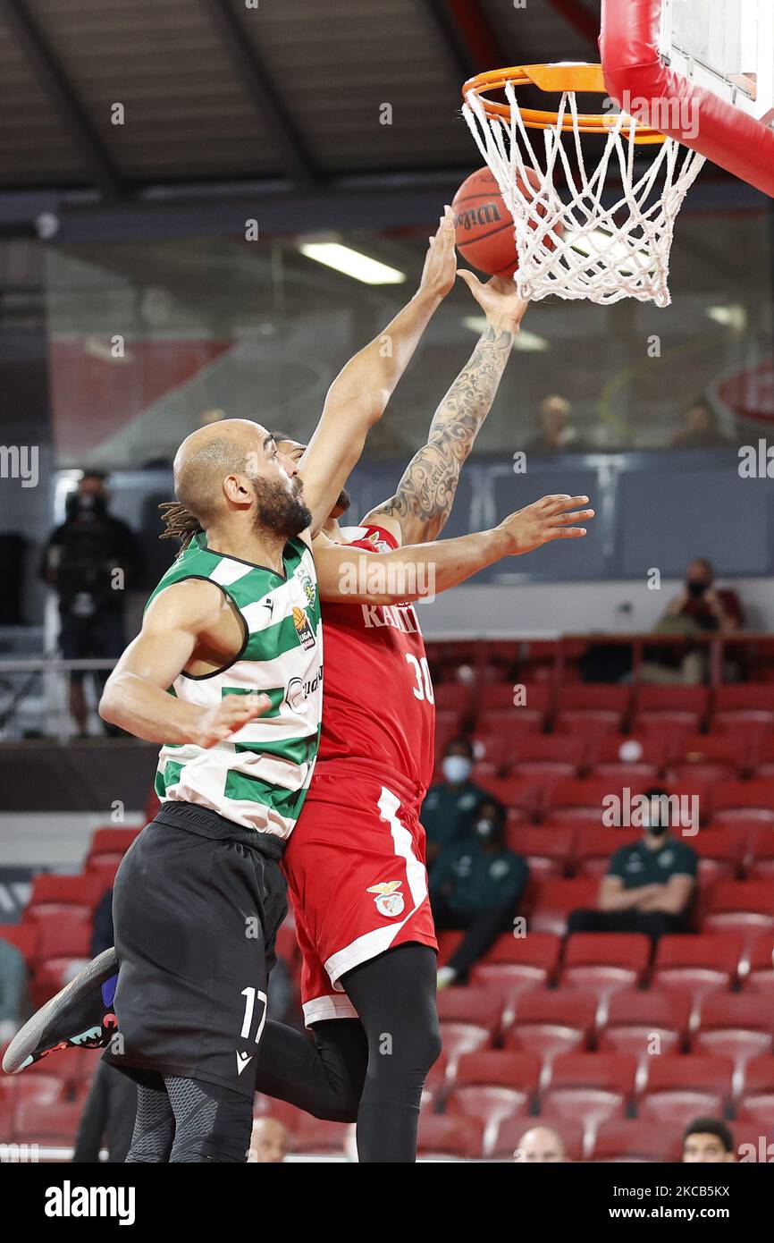 Arnette Hallman und Claudio Fonseca in Aktion während des Basketballspiels zwischen SL Benfica und Sporting CP für Liga Placard im Pavilho Fidelidade, Lisboa, Portugal, 19. März, 2021 (Foto von JoÃ£o Rico/NurPhoto) Stockfoto