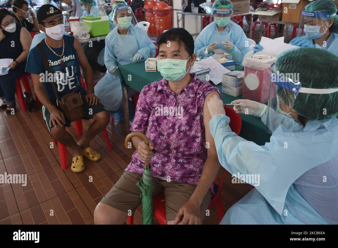 Ein thailändisches Volk erhält auf dem Bang Khae Market in Bangkok, Thailand, 20. März 2021, einen Schuss Coronavac-Impfstoff gegen COVID-19, der von der chinesischen Sinovac Biotech entwickelt wurde, während einer Massenimpfimpfung als Versuch, die Ausbreitung eines COVID-19-Pandemieclusters einzudämmen. (Foto von Anusak Laowias/NurPhoto) Stockfoto