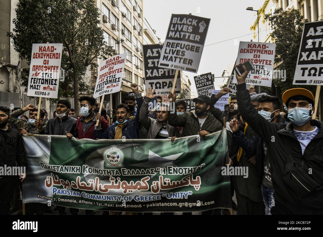 Flüchtlinge und Migranten während einer Demonstration zum Internationalen Tag zur Beseitigung der Rassendiskriminierung im Zentrum Athens am 20. März 2021. (Foto von Dimitris Lampropoulos/NurPhoto) Stockfoto