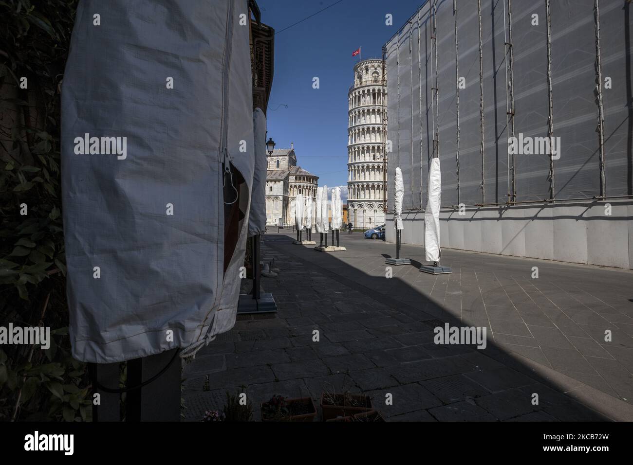 Am Miracle Square in Pisa, Italien, sind die Geschäfte und Cafés wegen der Pandemie am 29. März 2021 geschlossen. Formell als Piazza del Duomo bekannt der gesamte Platz, der zum UNESCO-Weltkulturerbe erklärt wurde, besteht aus vier großen religiösen Gebäuden: Der Kathedrale von Pisa, dem Baptistery von Pisa, dem Campanile und dem Camposanto Monumentale (monumentaler Friedhof). Der Wunderplatz sieht die Abwesenheit von Touristen aufgrund der Pandemie von Covid-19 als Chance, einige wichtige Restaurierungsarbeiten zu machen. Die Hauptaktivität wird eine riesige Restaurierung des Daches des Baptistery sehen. (Foto von Enrico Mattia Del Punta/N Stockfoto