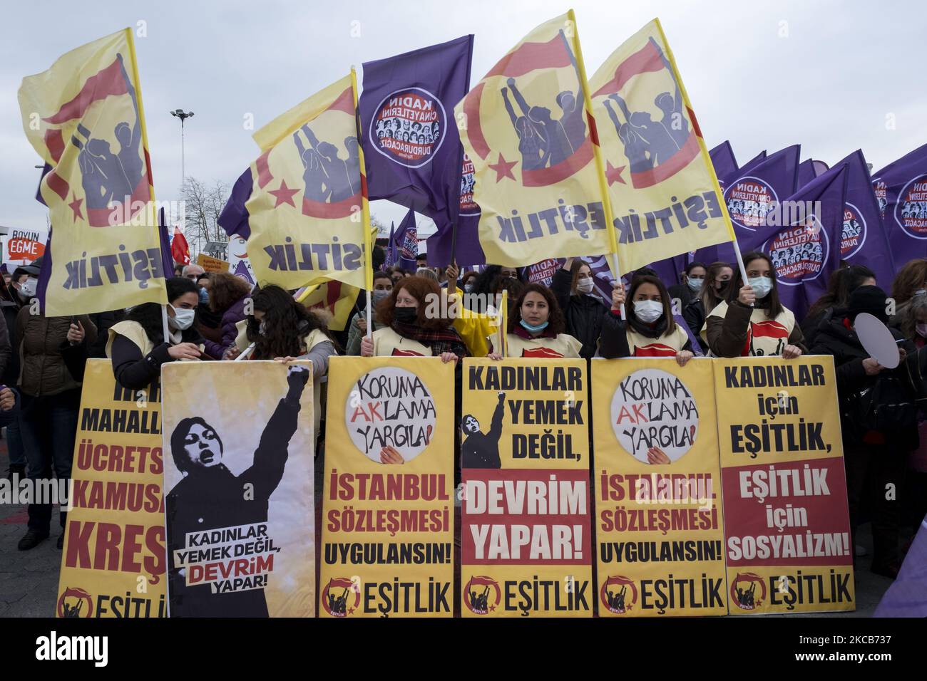 Menschen während einer Demonstration gegen den Austritt der Türkei aus der Istanbul-Konvention in Istanbul, Türkei, am 20. März 2021 (Foto: Resul Kaboglu/NurPhoto) Stockfoto