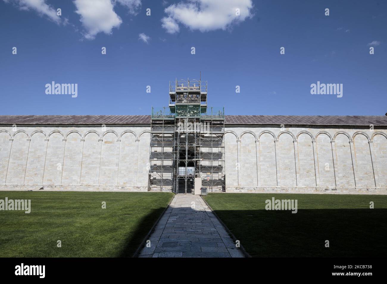 Camposanto wird am 29. März 2021 in Pisa, Italien, gewartet. Formell als Piazza del Duomo bekannt der gesamte Platz, der zum UNESCO-Weltkulturerbe erklärt wurde, besteht aus vier großen religiösen Gebäuden: Der Kathedrale von Pisa, dem Baptistery von Pisa, dem Campanile und dem Camposanto Monumentale (monumentaler Friedhof). Der Wunderplatz sieht die Abwesenheit von Touristen aufgrund der Pandemie von Covid-19 als Chance, einige wichtige Restaurierungsarbeiten zu machen. Die Hauptaktivität wird eine riesige Restaurierung des Daches des Baptistery sehen. (Foto von Enrico Mattia Del Punta/NurPhoto) Stockfoto