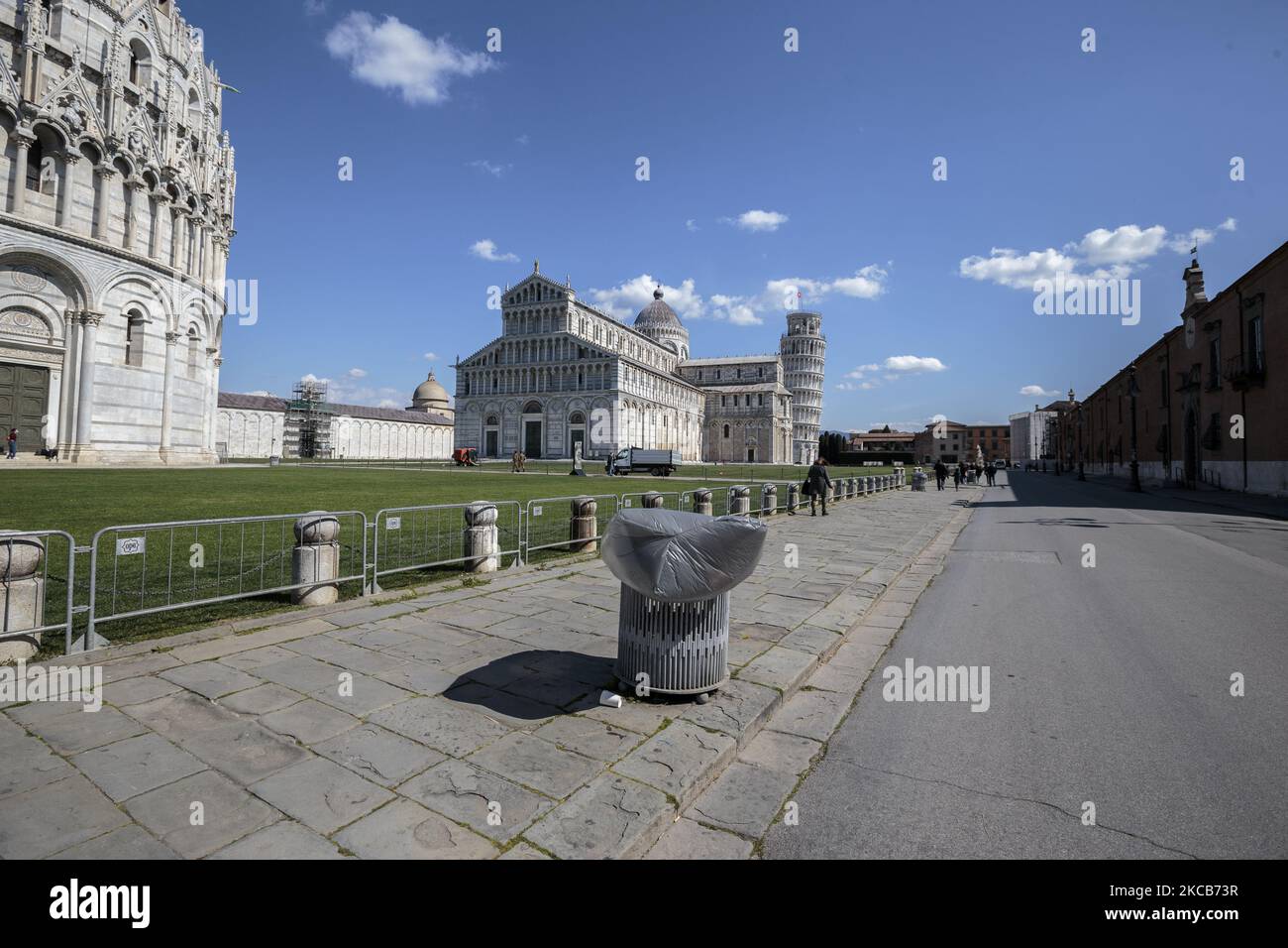 Ein Blick auf die Kathedrale von Pisa, Italien, am 29. März 2021. Formell als Piazza del Duomo bekannt der gesamte Platz, der zum UNESCO-Weltkulturerbe erklärt wurde, besteht aus vier großen religiösen Gebäuden: Der Kathedrale von Pisa, dem Baptistery von Pisa, dem Campanile und dem Camposanto Monumentale (monumentaler Friedhof). Der Wunderplatz sieht die Abwesenheit von Touristen aufgrund der Pandemie von Covid-19 als Chance, einige wichtige Restaurierungsarbeiten zu machen. Die Hauptaktivität wird eine riesige Restaurierung des Daches des Baptistery sehen. (Foto von Enrico Mattia Del Punta/NurPhoto) Stockfoto