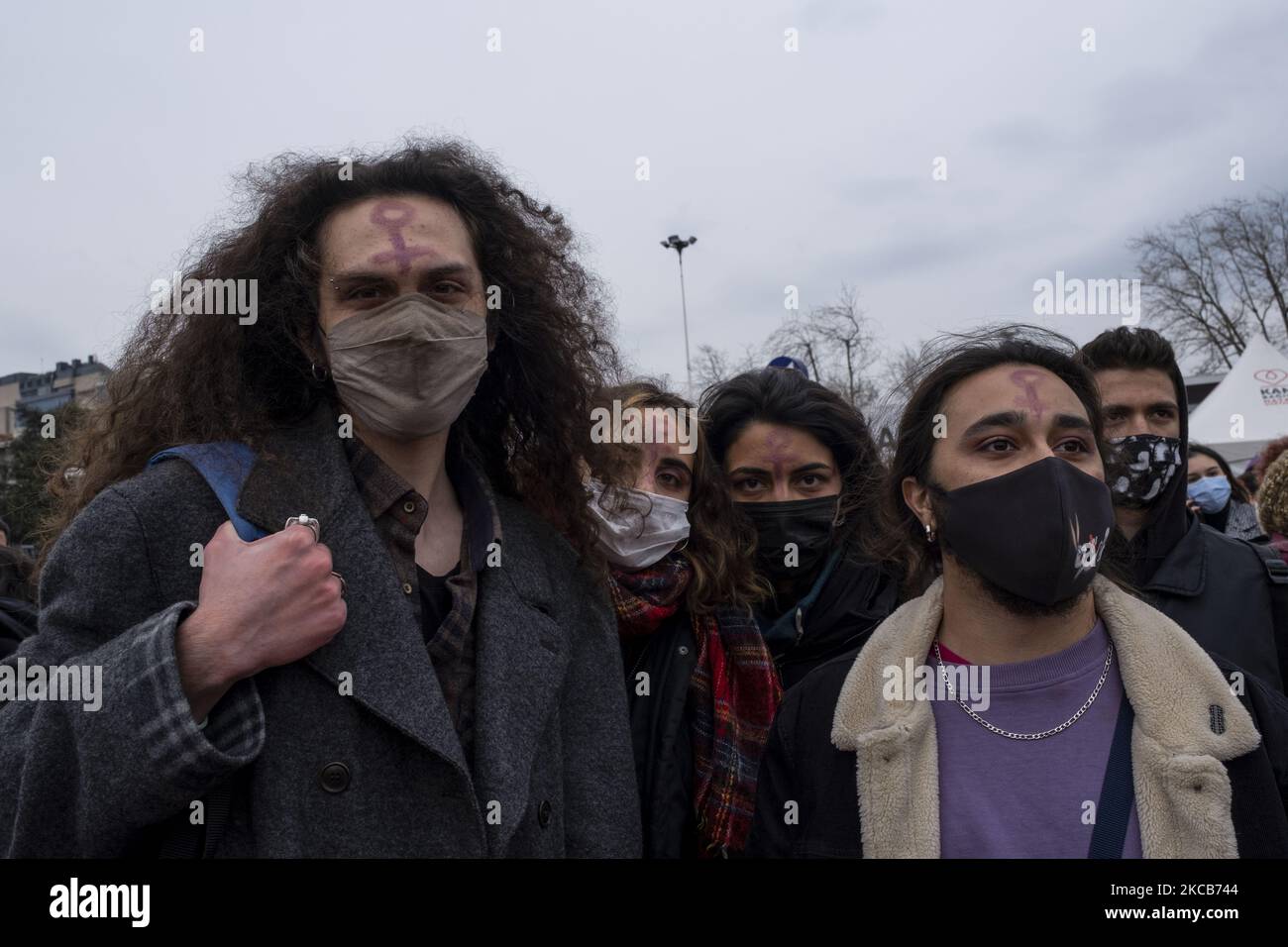 Menschen während einer Demonstration gegen den Austritt der Türkei aus der Istanbul-Konvention in Istanbul, Türkei, am 20. März 2021 (Foto: Resul Kaboglu/NurPhoto) Stockfoto