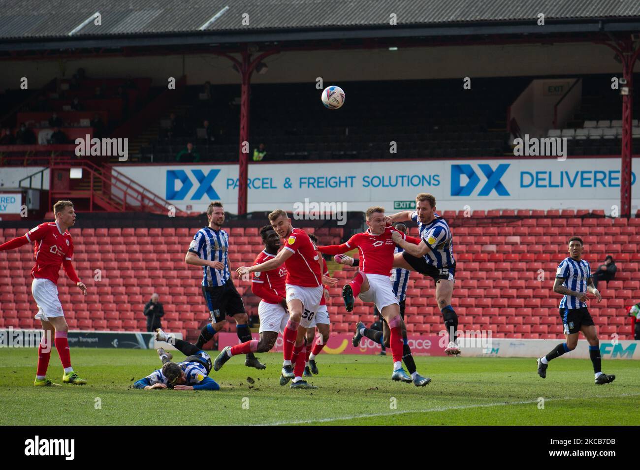 Tom Lees von Sheffield Wednesday räumt es während des SkyBet Championship-Spiels zwischen Barnsley und Sheffield Wednesday in Oakwell, Barnsley am Samstag, 20.. März 2021. (Foto von Pat Scaasi/MI News/NurPhoto) Stockfoto