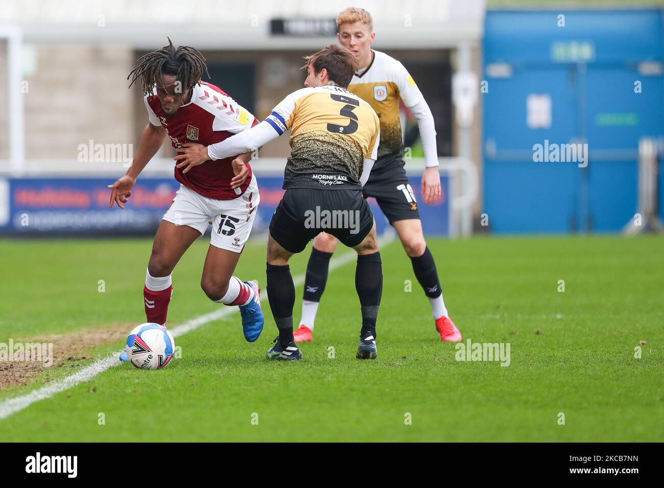 Peter Kioso von Northampton Town wird am Samstag, den 20.. März 2021, von Kapitän Harry Pickering von Crewe Alexandra in der ersten Hälfte des Sky Bet League One-Spiels zwischen Northampton Town und Crewe Alexandra im PTS Academy Stadium in Northampton gefoult. (Foto von John Cripps/MI News/NurPhoto) Stockfoto